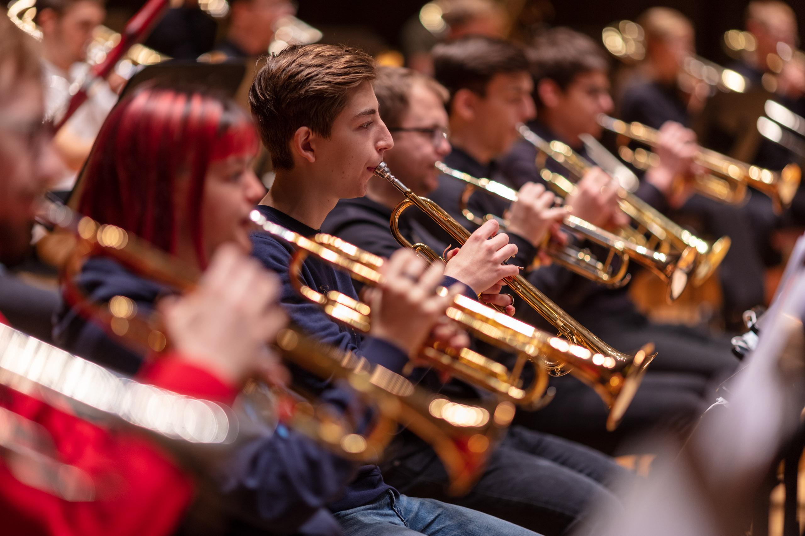 Musiker:innen des Sinfonischen Blasorchesters, die Trompete spielen