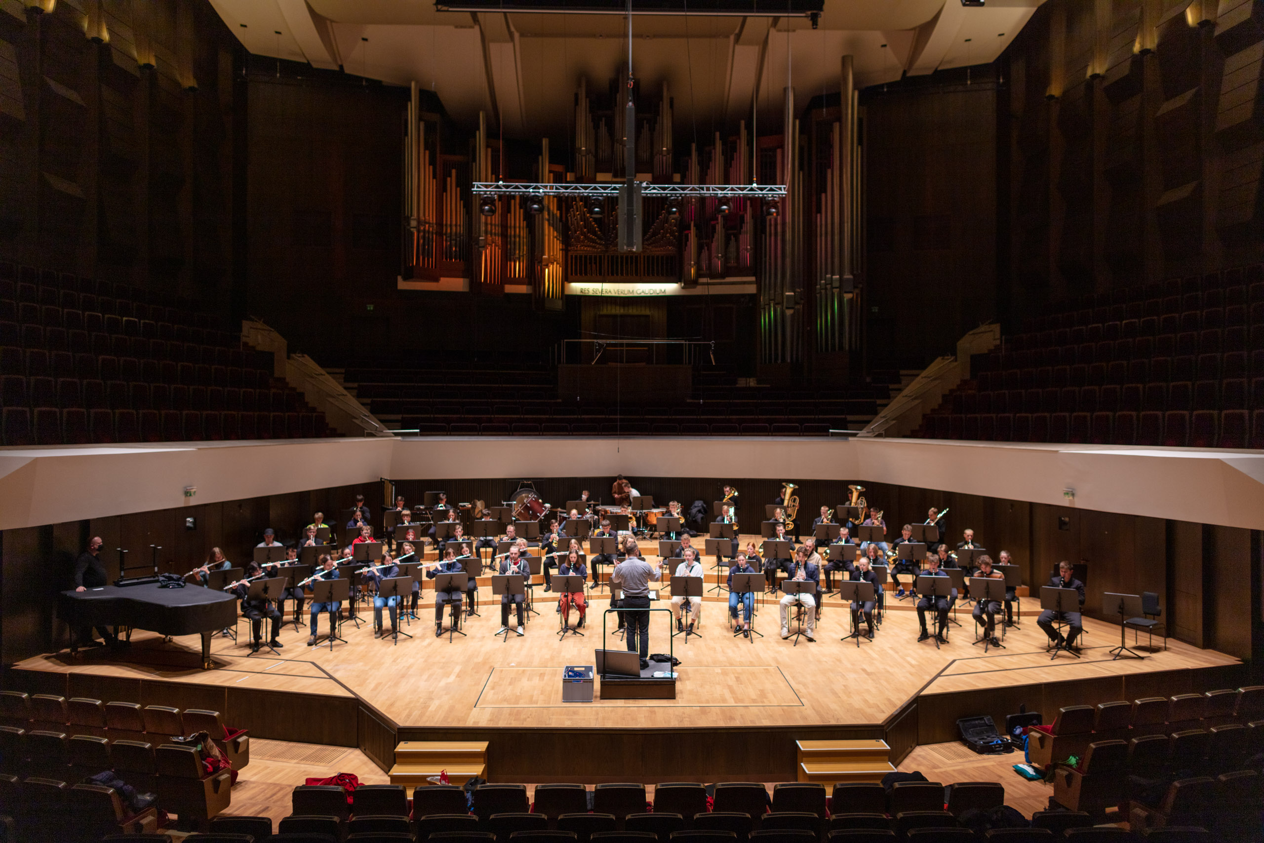 das Sinfonische Blasorchester auf der Bühne im Großen Saal des Gewandhauses
