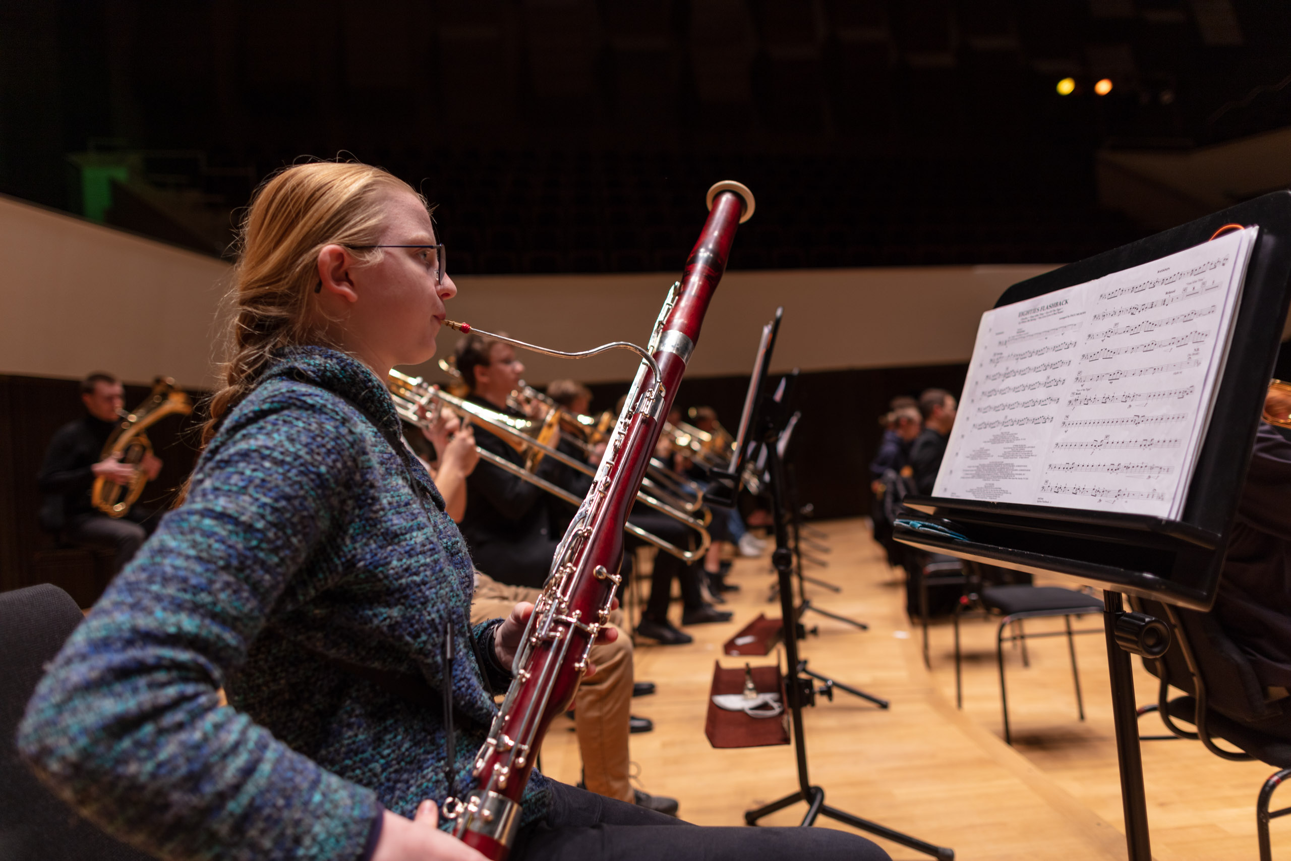 das Sinfonische Blasorchester auf der Bühne im Gewandhaus, im Vordergrund ein Mädchen, das Fagott spielt