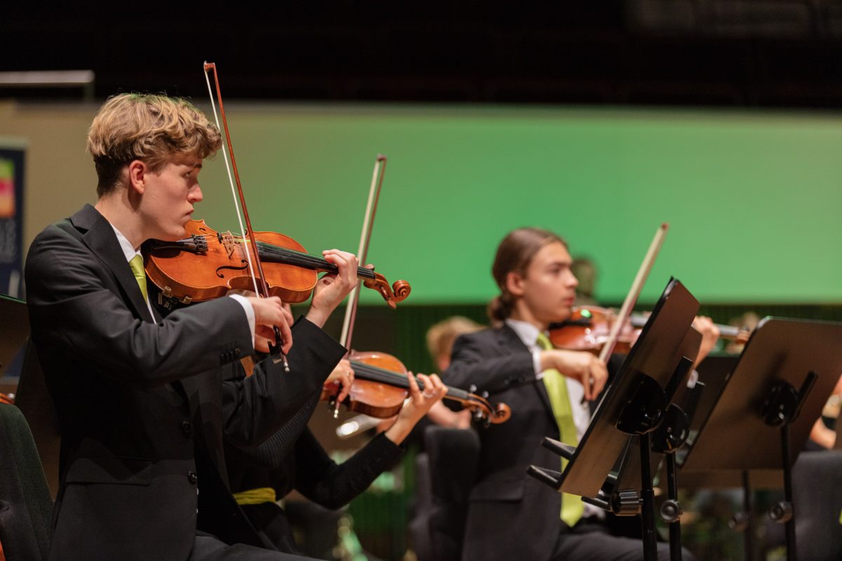 Musiker:innen des Jugendsinfonieorchesters, die Violine spielen