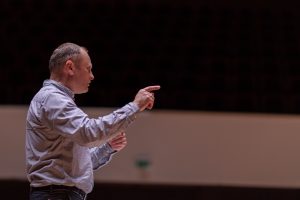 der Dirigent des Sinfonischen Blasorchesters Wilfried Thoß
