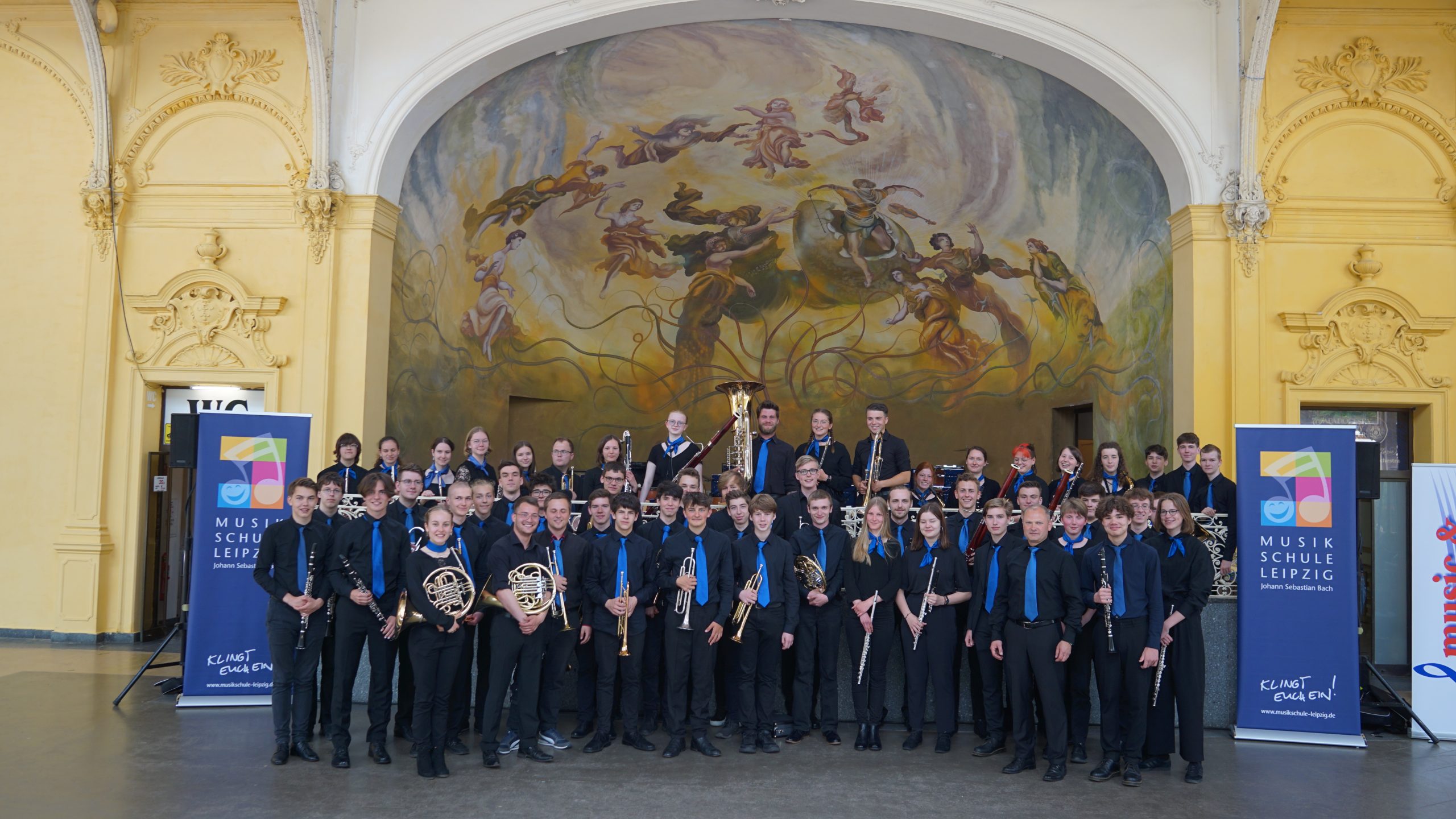 Gruppenfoto des Sinfonischen Blasorchesters mit Instrumenten bei der Konzertreise nach Tschechien