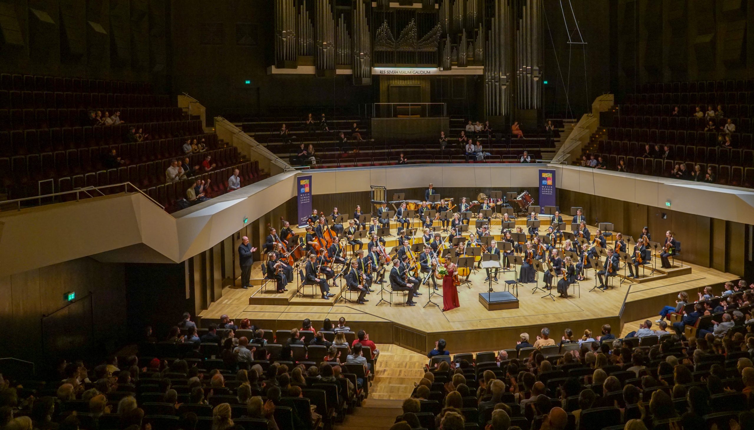 Das Jugendsinfonieorchester auf der Bühne im Großen Saal im Gewandhaus
