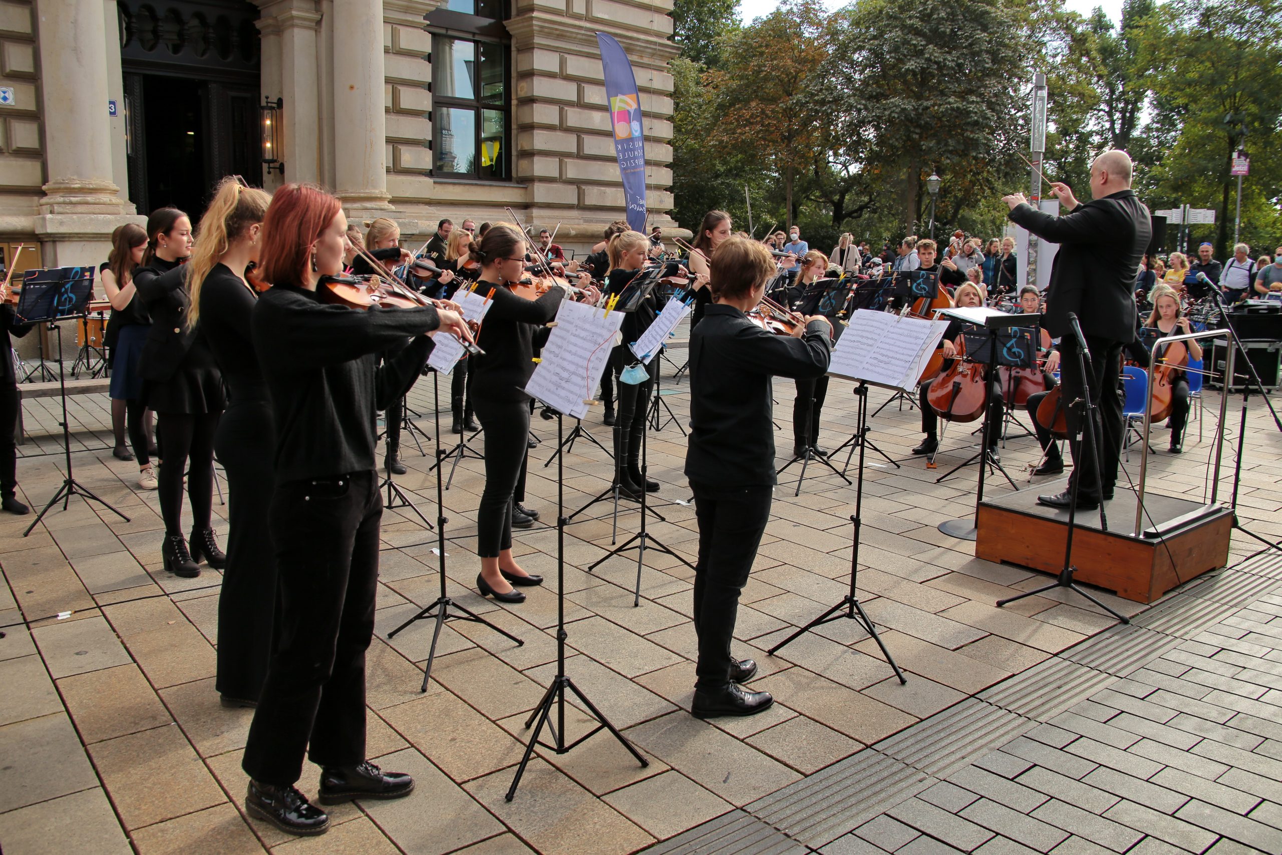 das Jugendstreichorchester spielt vor dem Eingang der Musikschule