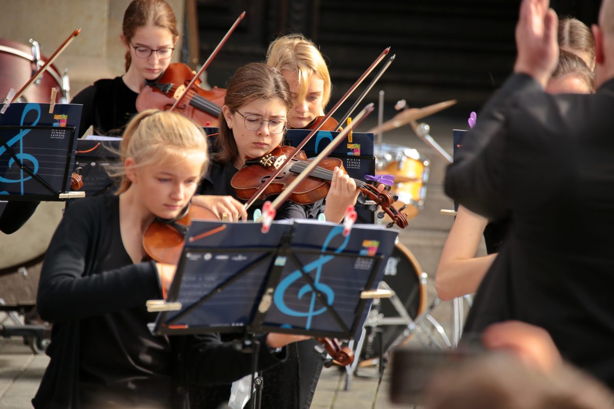 Mitglieder des Jugendstreichorchesters, die Violine spielen