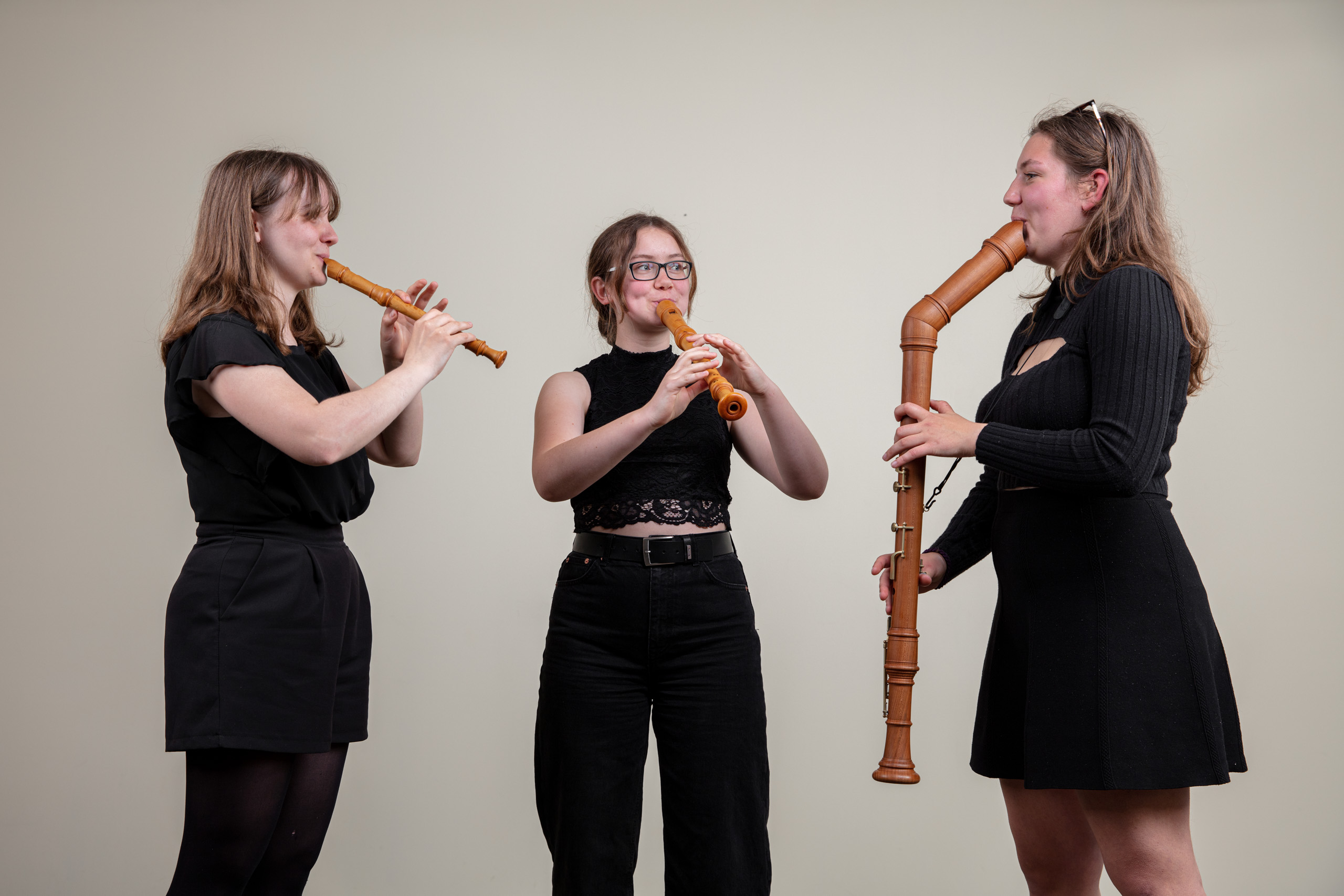 drei Mädchen spielen verschiedene Arten von Blockflöten
