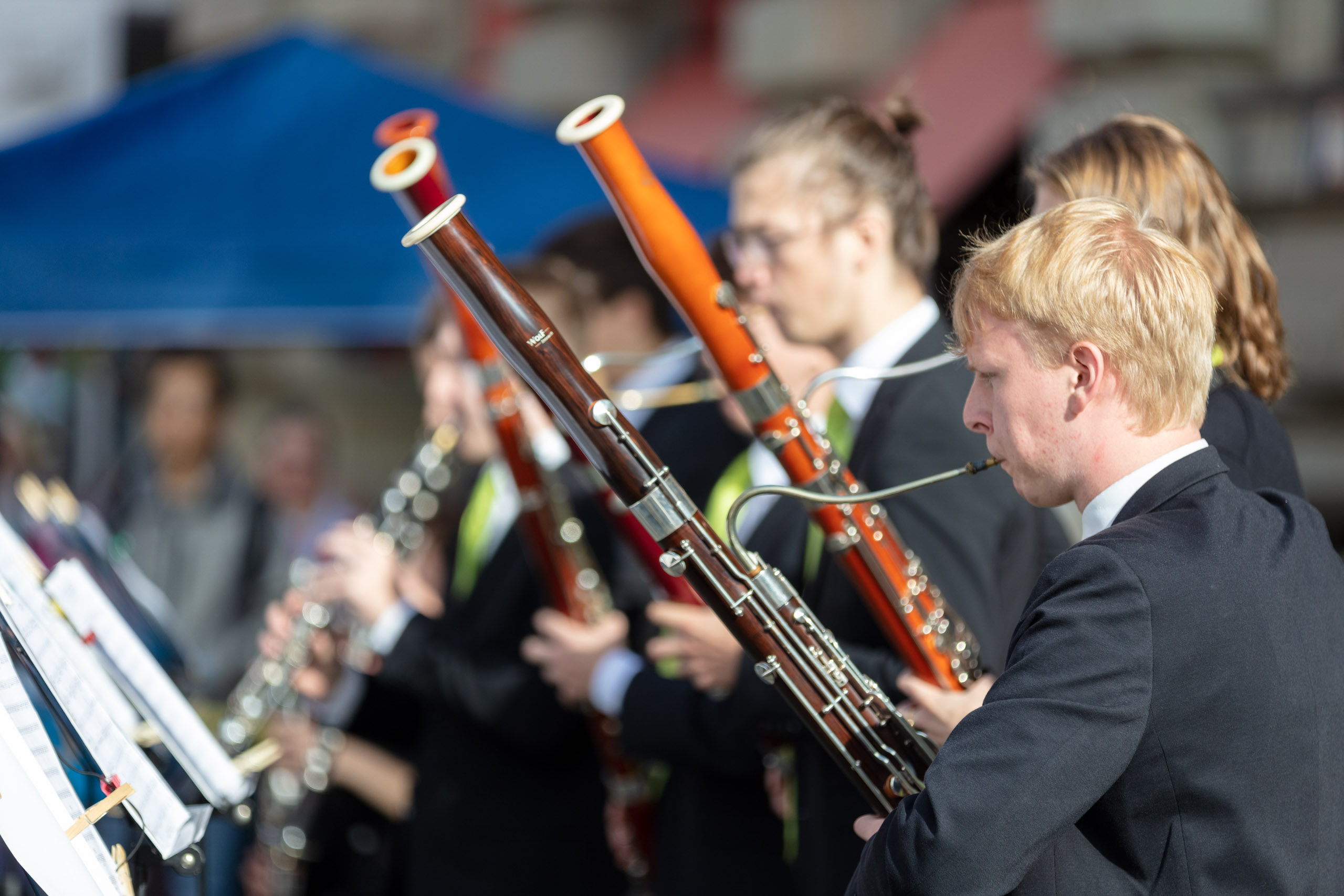 Mitglieder des Jugendsinfonieorchesters spielen draußen Fagott