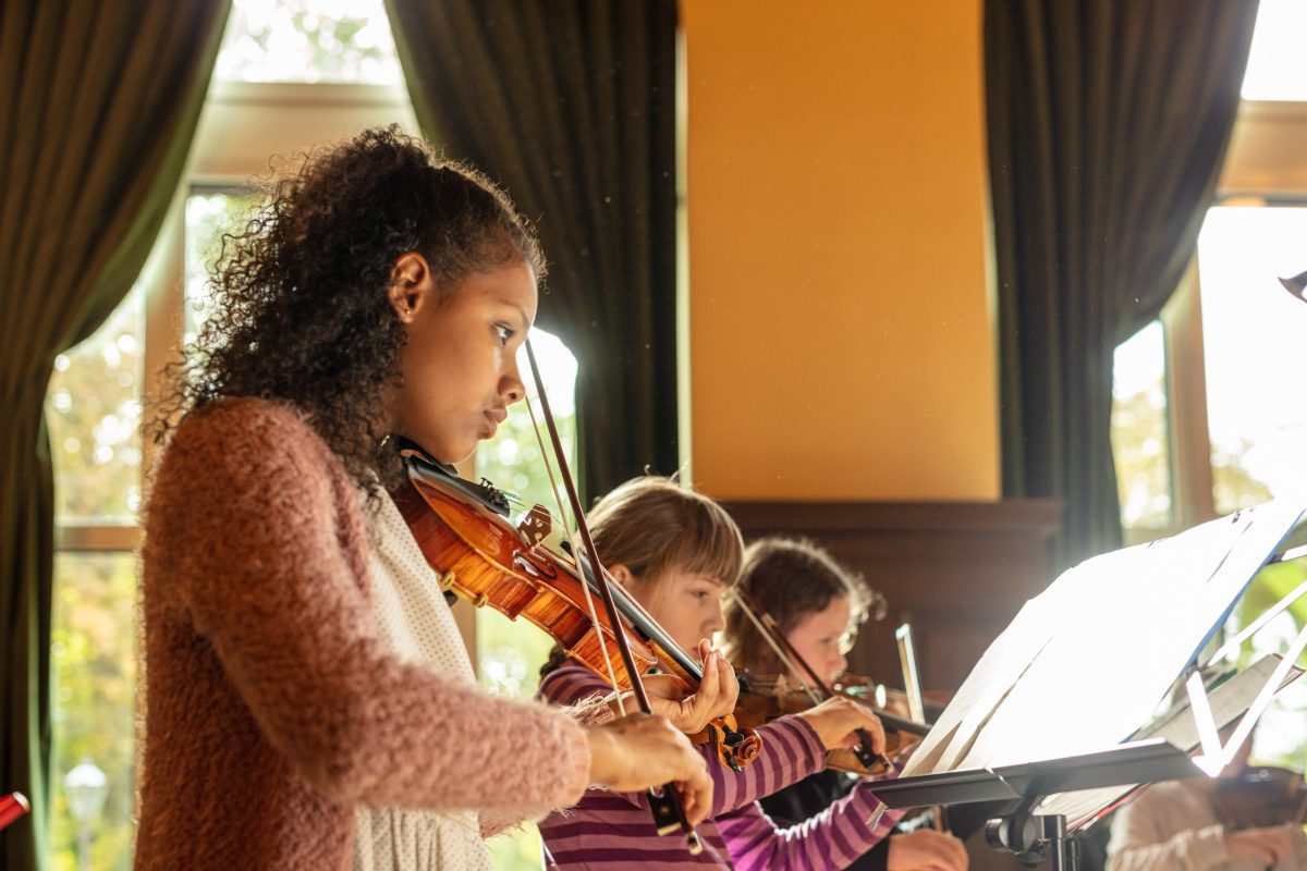 drei Mädchen spielen Violine