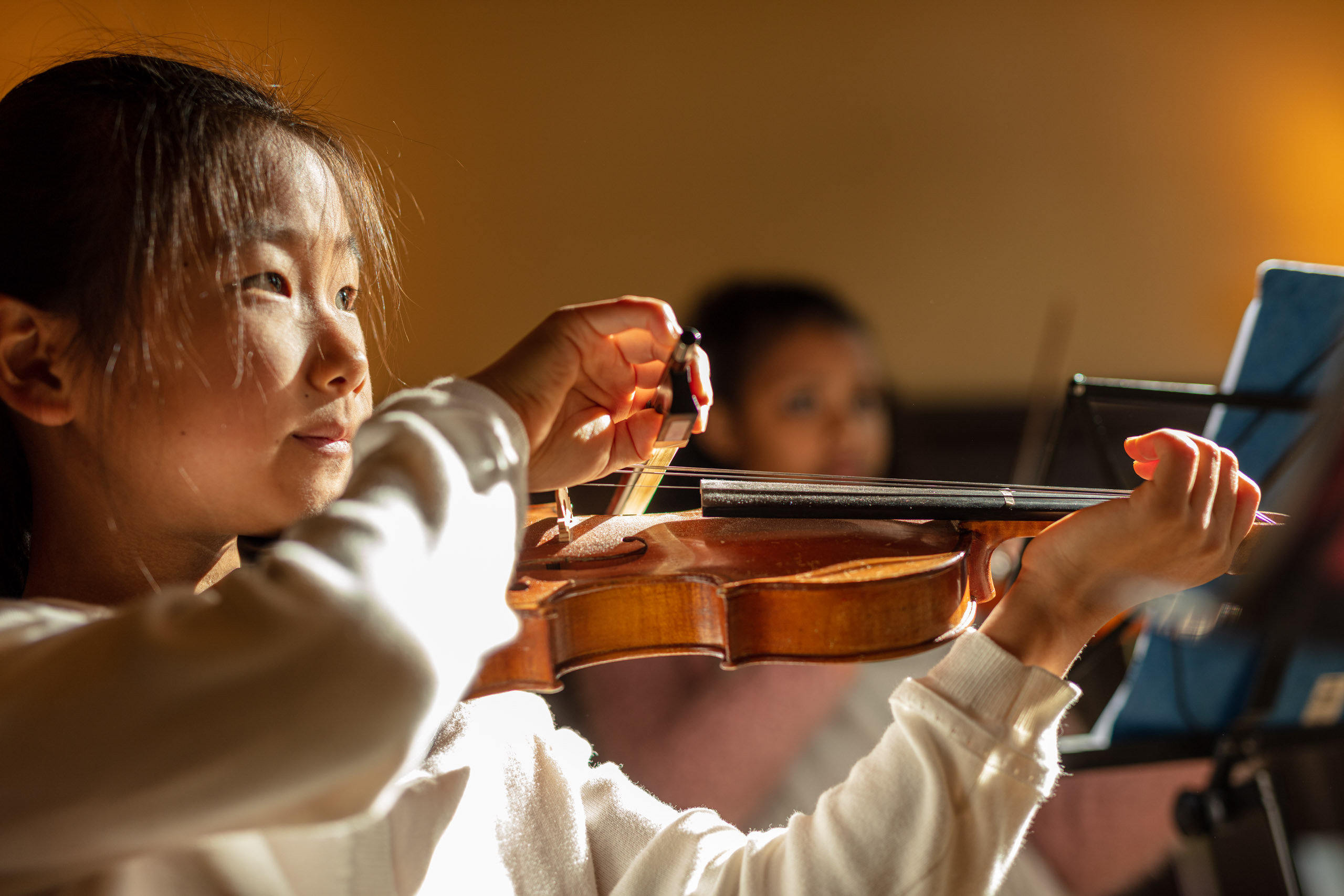 ein Mädchen spielt Violine