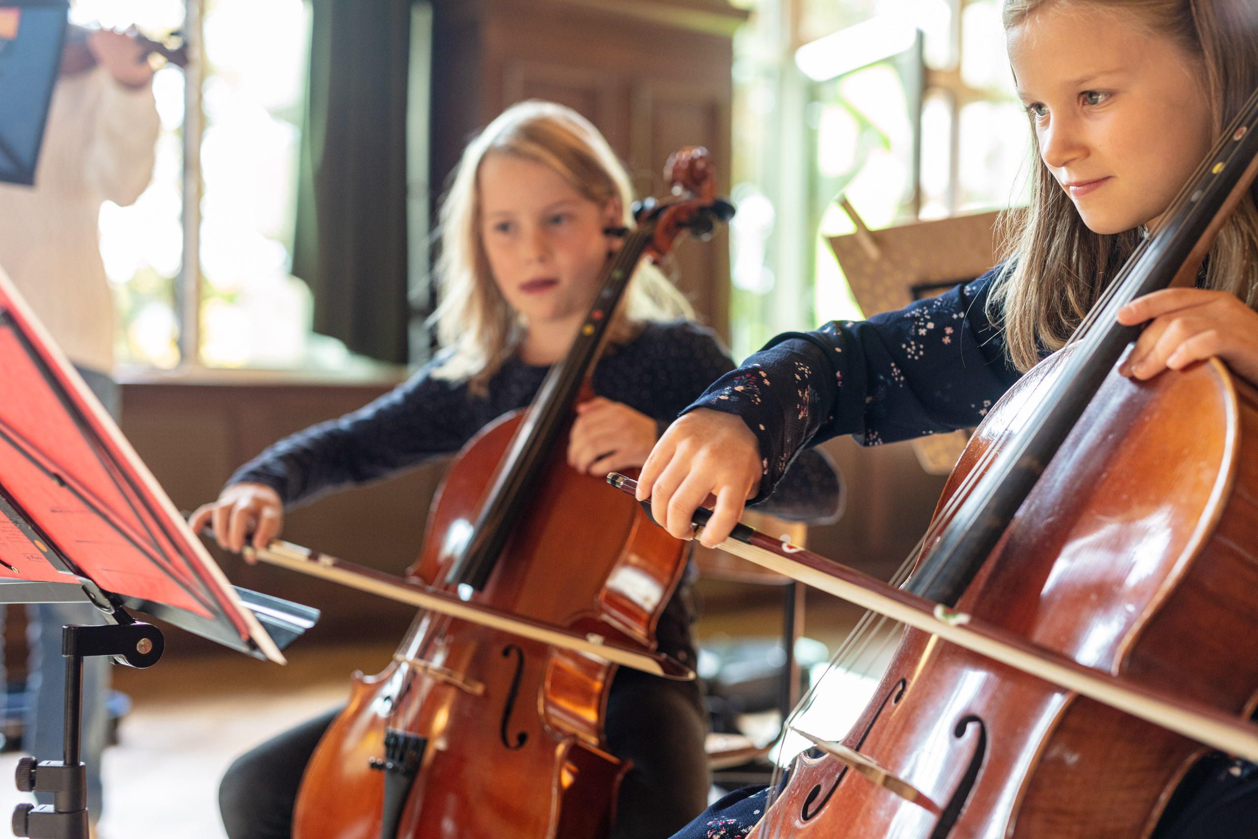 zwei Mädchen spielen Cello
