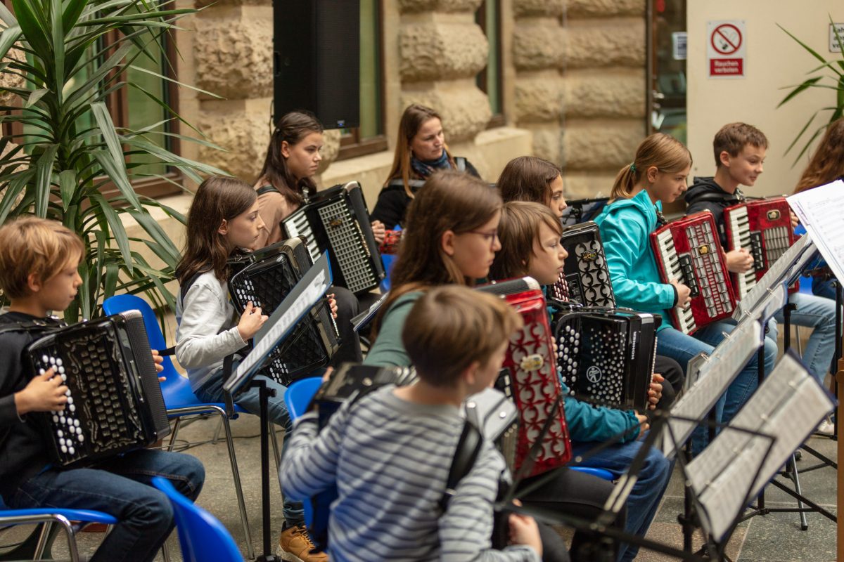 eine Gruppe von Schüler:innen spielt Akkordeon