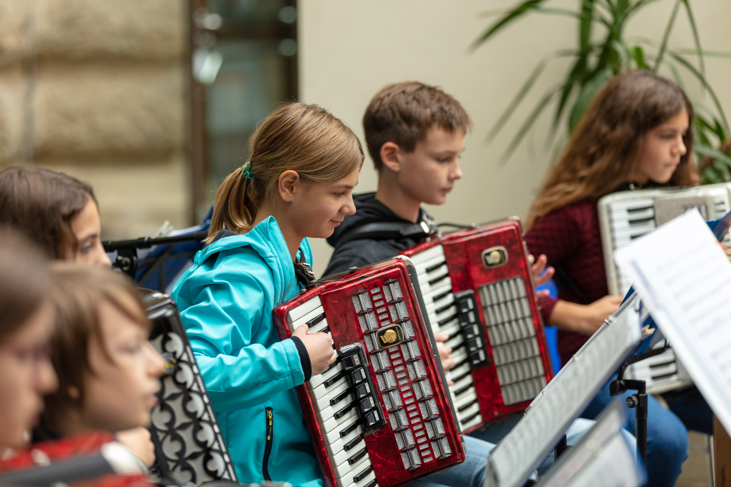 eine Gruppe von Schüler:innen spielt Akkordeon