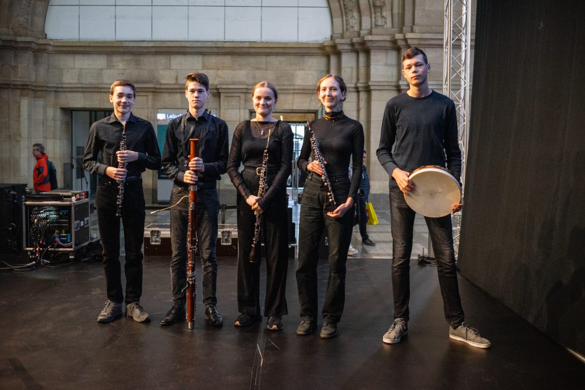 Gruppenfoto des Ensembles Petite Bande mit ihren Instrumenten