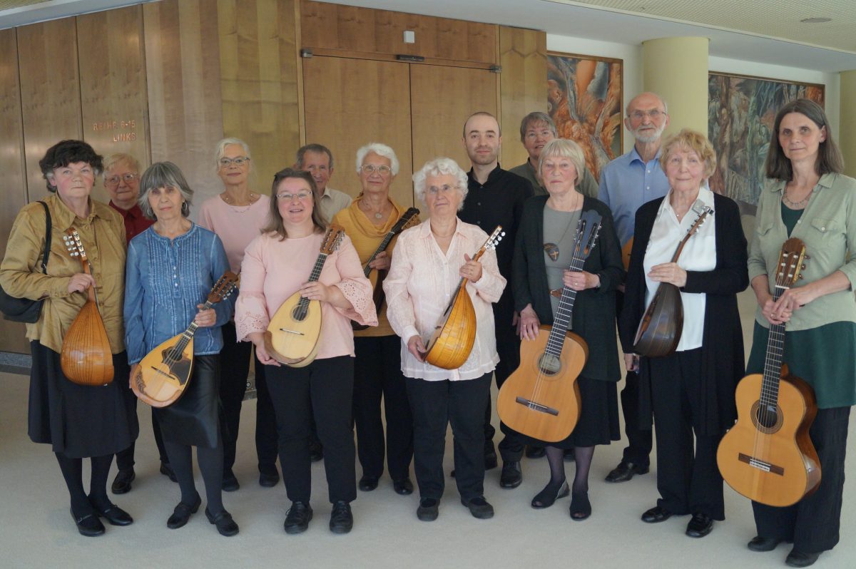 ein Gruppenfoto des Zupforchesters mit ihren Instrumenten