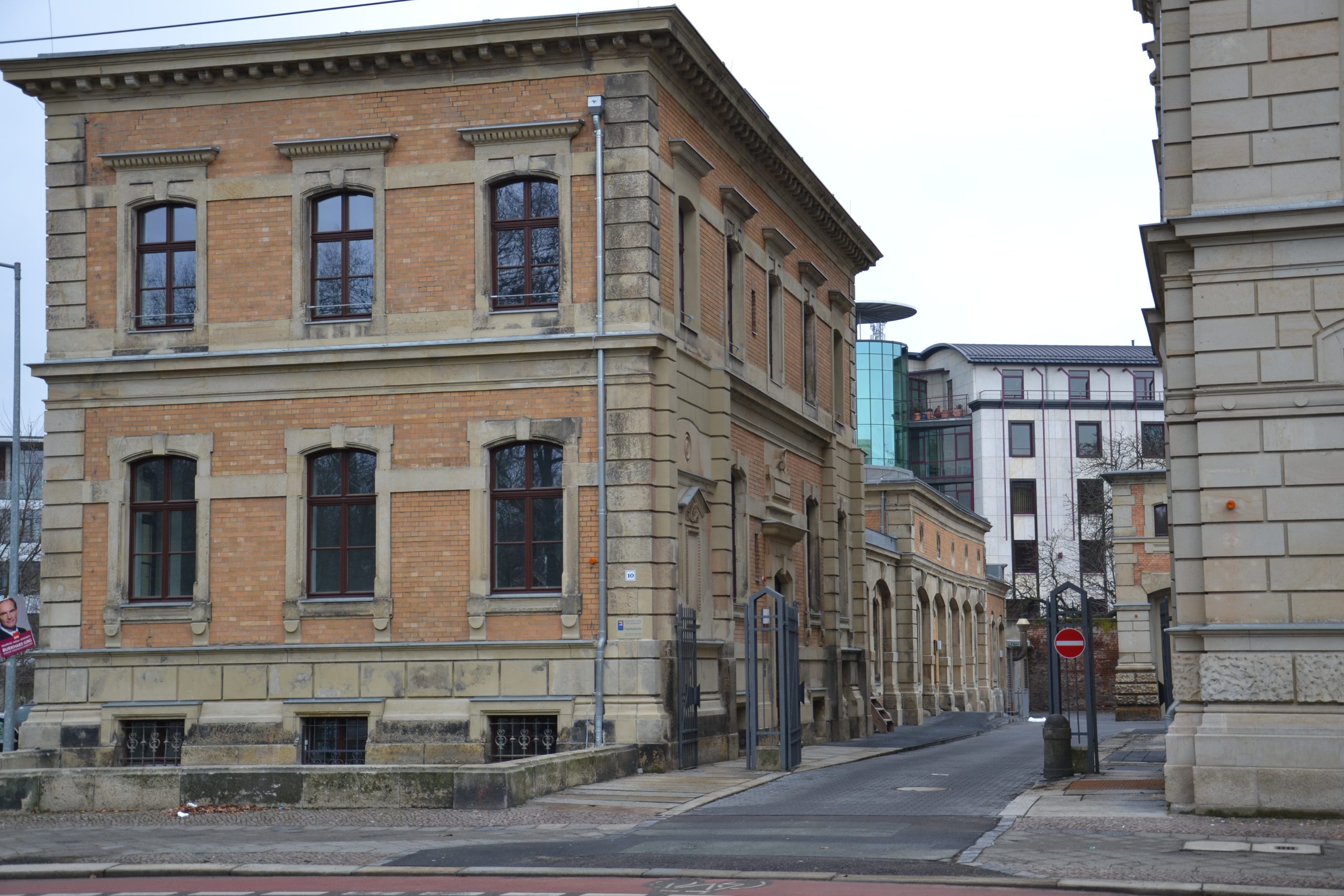 das Gebäude der Popakademie in der Prager Straße, ein zweistöckiger Gründerzeitbau mit Backsteinfassade und verzierten Fenstern