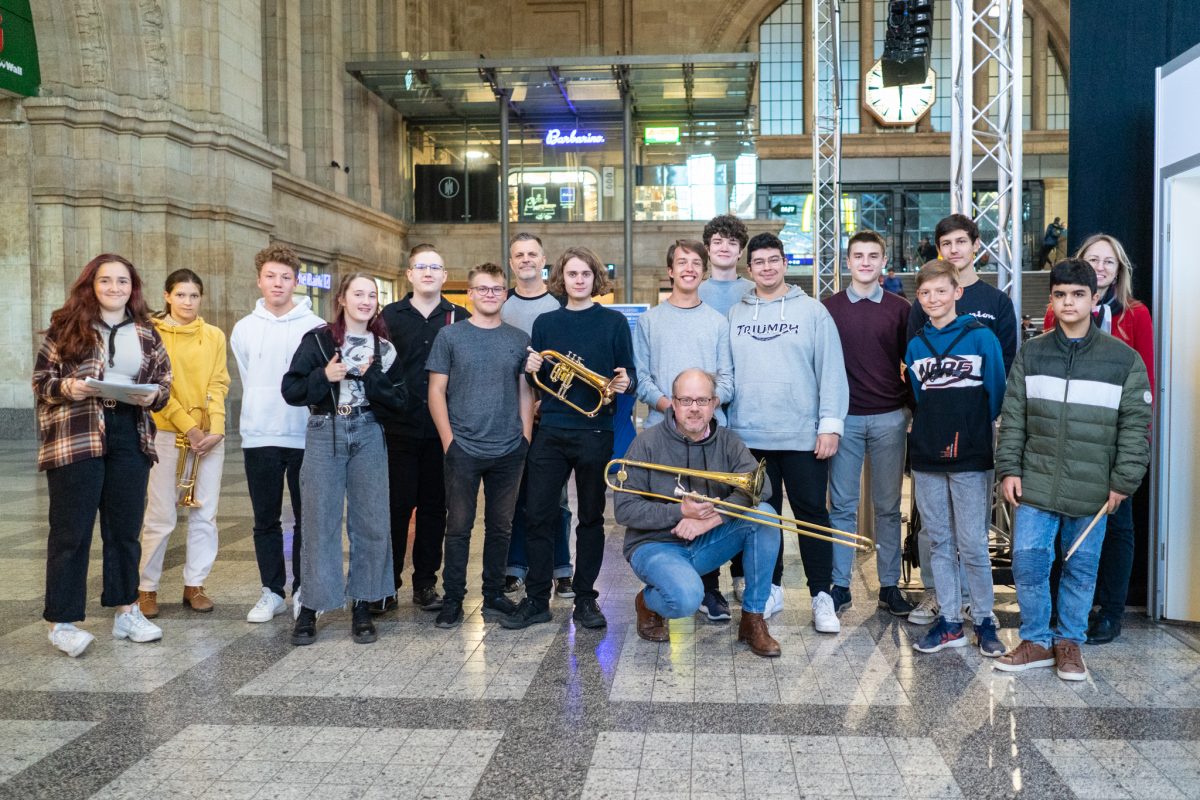 Gruppenfoto der Junior Bigband bei einem Auftritt im Hauptbahnhof